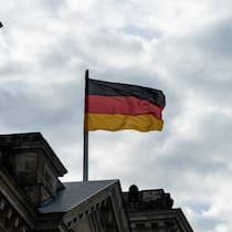 Blick auf eine Deutsche Flagge am Reichstag.