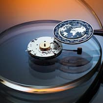 Vom Classic Worldtimer mit Manufakturkaliber gibt es 2026 drei neue Modelle.