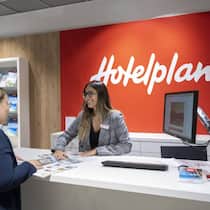 Kundin in einem Hotelplan-Reisebüro: Dank der Online-Konkurrenz spielt der Wettbewerb, auch wenn nun Hotelplan zum deutschen Dertour-Konzern gehört.