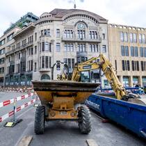 Das Warenhaus ist umgebaut, die Strasse davor noch nicht ganz. Der Basler Globus soll Ende Oktober wieder öffnen.