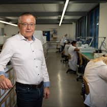 Christopher Bitterli, hier in seiner Uhrenfabrik in Tenniken BL, ist nicht bereit, die hohen US-Zölle alleine zu tragen.