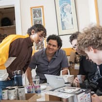 Leïa Ryan, Osama Radi, Hector Miranda Plaza, Nicolas Gertler und Oliver Hime bei einem Gespräch im Yale Hacker House in San Francisco