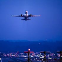 Ferienfeeling wird immer teurer – insbesondere Flüge kosten immer mehr. In den letzten fünf Jahren haben sich Flugpreise mehr als verdoppelt.