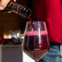 Am Image des Lambrusco wird gerade kräftig gefeilt. Wer im Sommer in Italien unterwegs ist, sollte in Modena einen Stopp einlegen und sich in einer der trendigen Wein-Bars durch das Lambrusco-Angebot trinken.