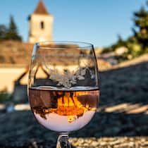 Ein Muss für Madame le Commissaire Isabelle Bonnet: ein Glas Rosé auf ihrer Terrasse mit Blick über die Dächer des provenzalischen Dorfes.