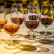 Tawny oder Ruby? Die Ausbauart bestimmt Farbe und Geschmack der Portwein-Klassiker.