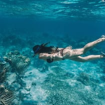 Mit Taucherbrille und Schnorchel entdecken: Das Belize Barrier Reef erstreckt sich entlang der Küste von Belize.