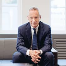 CEO Wilhelm Schmid ist ein passionierter Autofahrer und Uhrensammler.