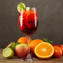 Eines der bekanntesten Sommer-Mix-Getränke auf der Basis von Wein ist Sangría, die man nach eigenem Gusto zusammenstellen kann.