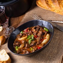 Cabernet Franc passt gut zu Schmorgerichten. Reichlich Zwiebeln und Knoblauch in einem Gulasch steckt der Wein locker weg.