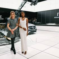 Die 35-mm-Ingenieur an der Watches and Wonders am Hand- gelenk von IWC-CMO Franziska Gsell (l.) und Schauspielerin Simone Ashley.