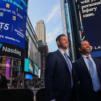 Eric Trump (links) und Donald Trump Jr. Die von den Trump-Brüdern unterstützte Investmentbank Dominari Securities ist an der Transaktion beteiligt