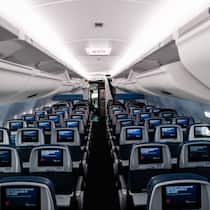 Economy-Klasse bei Delta Airlines: Fluggesellschaften mit First-Class-Bereichen wie Delta Air Lines und United Airlines haben in den letzten zehn Jahren die Anzahl der Premium-Sitzplätze auf ihren Flügen erhöht. 