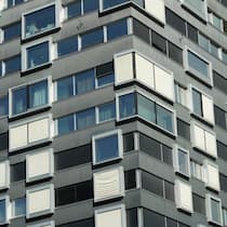 Ein Wohnhochhaus in der Stadt Zürich.