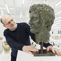 Unternehmer und Sammler Jean Claude Gandur in der ägyptischen Sammlung seiner Stiftung.