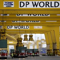 Der Hafen Jebel Ali unweit von Dubai bekommt Konkurrenz: An der Ostküste der Vereinigten Arabischen Emirate soll ein neuer Hafen entstehen, um die gefährliche Strasse von Hormus zu umgehen.