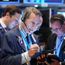 Ein Händler bei der Arbeit an der New York Stock Exchange an der Wall Street in New York, USA (2019).