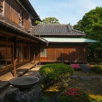 Garten des Kyu Asakura, ein traditionelles japanisches Haus aus der Taisho-Zeit, Kanto-Region, Tokio, Japan