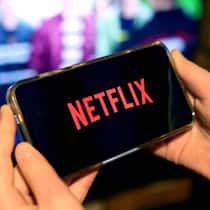 Immer weniger Schweizerinnen und Schweizer greifen über Just Watch auf Netflix zu.