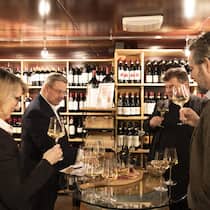 An der Blindverkostung im Weinkeller des Restaurants Carlton in Zürich (v.l.): Ursula Beutler von der Kellerei GVS, Philipp Schwander von Selection Schwander, BILANZ-Redaktor Marc Kowalsky und Nikolas von Haugwitz, CEO von Mövenpick Wein.