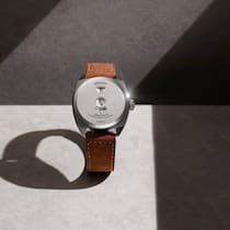 Die Uhr aus Stahl mit springender Stunde vereint Handwerkskunst und Präzision.