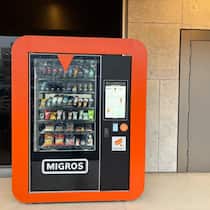 Der neue Migros-Verkaufsautomat am Zürcher Kreuzplatz.