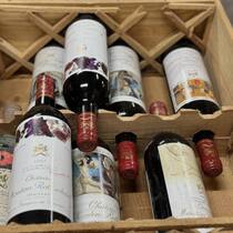 Die Mouton-Rothschild Etiketten erzählen auch die Geschichte zeitgenössischer Kunst und sind im guten Zustand begehrte Sammler-Objekte.