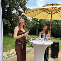 Dagmar Kopečková präsentiert ihre Moravino-Weine auf der Terrasse der Villa Tugendhat in Brünn.