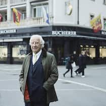 Star-Anwalt Urs Mühlebach, im Hintergrund eine Bucher-Filiale in Luzern.