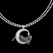Anhänger mit schwarzen und weissen Diamanten aus der Red-Carpet-Kollektion von Chopard: Ein Panther ruht auf einer Mondsichel.