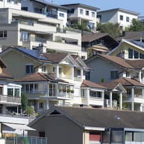 Wohnhäuser in Luzern: In der Schweiz bewegen sich die Hypothekarzinsen seit dem vergangenen Sommer auf tiefem Niveau seitwärts.