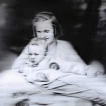 «Tante Marianne», 1965, 100 × 115 cm, Öl auf Leinwand. Der vier Monate alte Gerhard Richter, im Hintergrund seine Tante Marianne, die von den Nazis ermordet wurde.