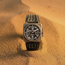 Bell & Ross unterstützt das Defender Rally Team in der World Rally-Raid Championship 2026. Passend dazu gibts die BR-X5 Black Titanium.
