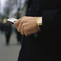 LUXUS, REICHTUM, REICH, REICHE, LUXUSARTIKEL, LUXURIOES, ACCESSOIRE, ACCESSOIRES, UHR, ARMBANDUHR, UHREN, ARMBANDUHREN, ROLEX, ROLEX DAYTONA, MANN, MAENNER, HAND, HAENDE, HANDY, HANDYS, MOBILTELEFON, MOBILTELEFONE,