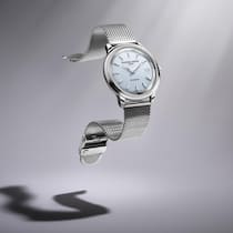 Das Zifferblatt der Uhr ist durchlässig und nimmt Licht durch die gesamte Oberfläche auf.