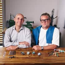 Stefan Kudoke und Manuel Emch von Louis Erard (rechts) machen mit einer Uhr gemeinsame Sache.