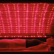 Rotlichttherapien sollen die Energie steigern und das Erscheinungsbild der Haut verbessern.