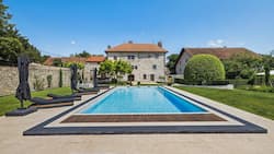 Das Schloss mit Pool bei Genf ist für 12,5 Millionen Franken erhältlich.