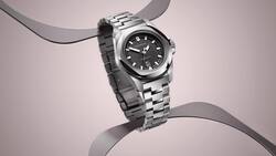 Die INOX Automatic im Gehäuse aus Edelstahl und schwarzem Zifferblatt.