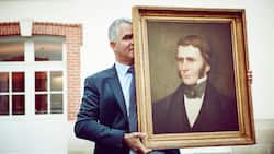 Olivier Krug mit einem Bild des Gründers Joseph Krug.