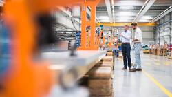 41 Wochenstunden im Schnitt: Ingenieure bei der Arbeit.