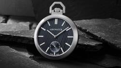 Die limitierte Taschenuhr verbindet moderne Ästhetik mit traditioneller Handwerkskunst.