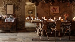 Im Restaurant der Chesa Marchetta trifft Gast auf Dorfbewohner, Kunst auf Lokalhandwerk. Zum Essen gibts Trüffelgnocchi.