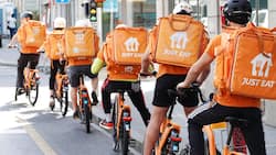 Lieferdienst Just Eat bringt nicht nur Pizzas und Burger, sondern neu auch Lebensmittel vom Supermarkt nach Hause.