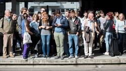 Wartende Menschen am Bahnhof: Wird die Schweizer Bevölkerung bei 10 Millionen gedeckelt und die Migration gebremst, wächst der Anteil der über 65-Jährigen überproportional stark an.