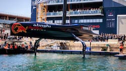Nach grosser Inszenierung bei der Präsentation und nach der Taufe auf «BoatOne» wird das Rennboot des Schweizer Teams Alinghi Red Bull Racing im April in Barcelona ins Wasser gelassen.