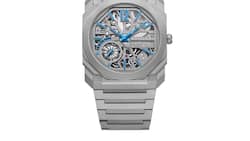 Die Titanium-Uhr besticht durch blaue Indexe und Zeiger, die je nach Lichteinfall schimmern.