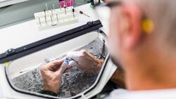 Retailer mit eigener Produktion: Neuroth verkauft Hörgeräte aller Hersteller. Den Teil, der dafür sorgt, dass das Gerät bequem im Ohr sitzt, produziert die Firma selber.