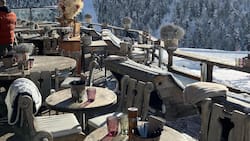 Über den Stuhllehnen und auf den Bänken der «Chez Vrony»-Terrasse liegen Breitling-Decken bereit.