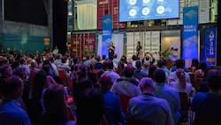 Bei der Closing Ceremony im Zürcher Kraftwerk werden 55 neue Innovationspartnerschaften bejubelt.